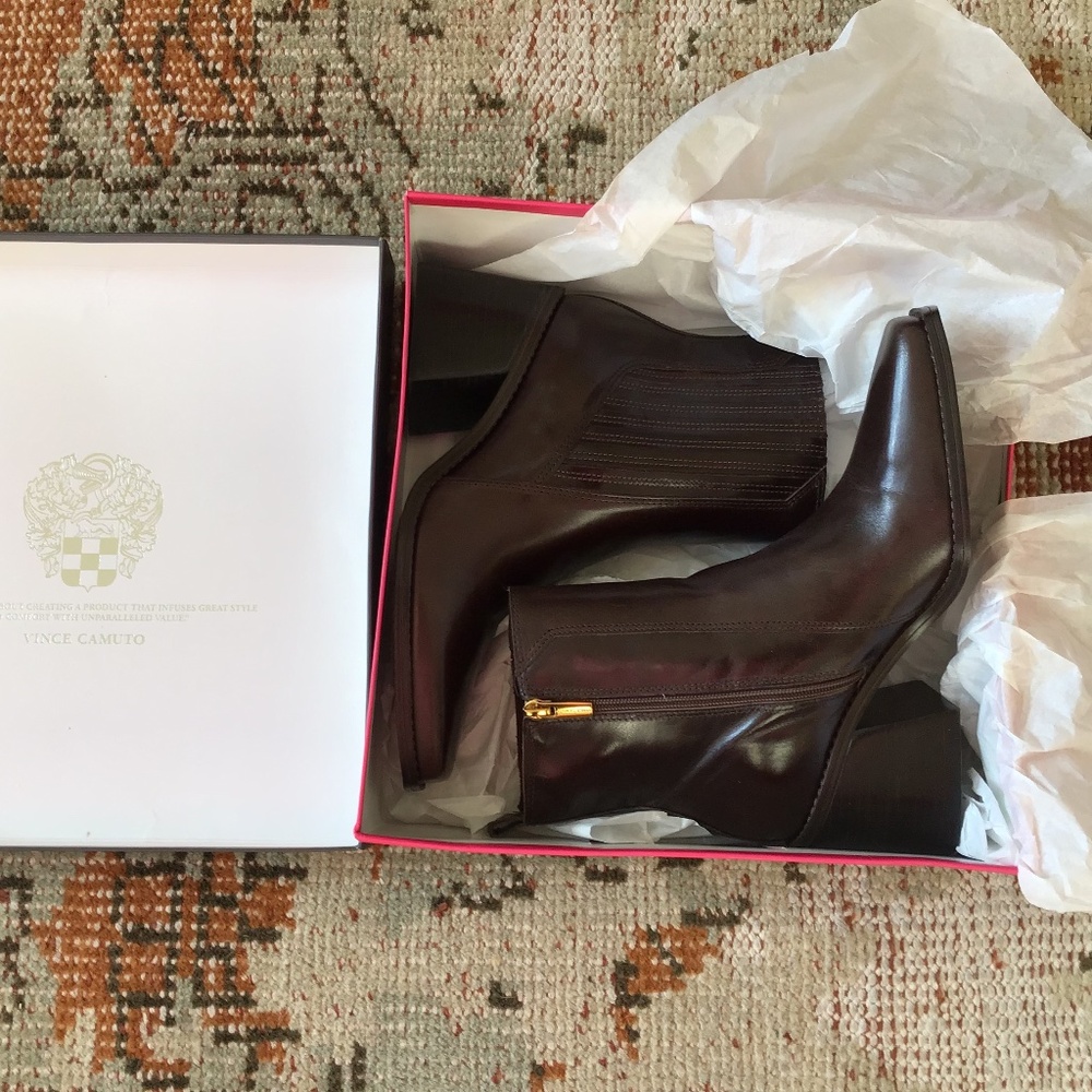 VINCE CAMUTO SIZE 8 ROOT BEER